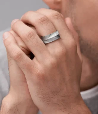 Anello Harlow con texture lineare in acciaio inossidabile