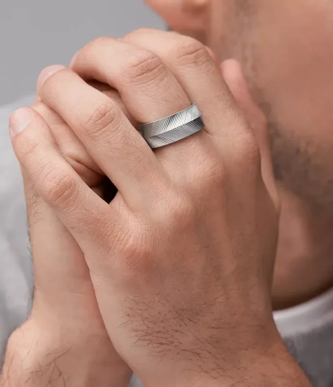 Anello Harlow con texture lineare in acciaio inossidabile