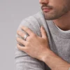 Anello Harlow con texture lineare in acciaio inossidabile