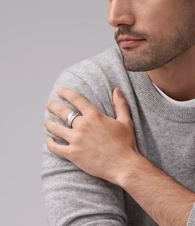 Anello Harlow con texture lineare in acciaio inossidabile