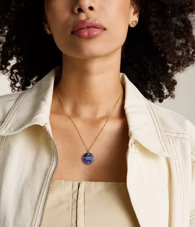 Aquarius Sutton Zodiac Collana con pendente in acciaio inossidabile color oro e lapislazzuli blu