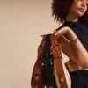 Borsa a mezzaluna in pelle Harwell