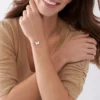Bracciale con catena e farfalla in madreperla bianca Sutton Radiant Wings