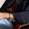 Bracciale con texture zigrinata a macchina in pelle e acciaio inossidabile