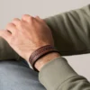 Bracciale Everett con cinturino in pelle marrone con cuciture a vista