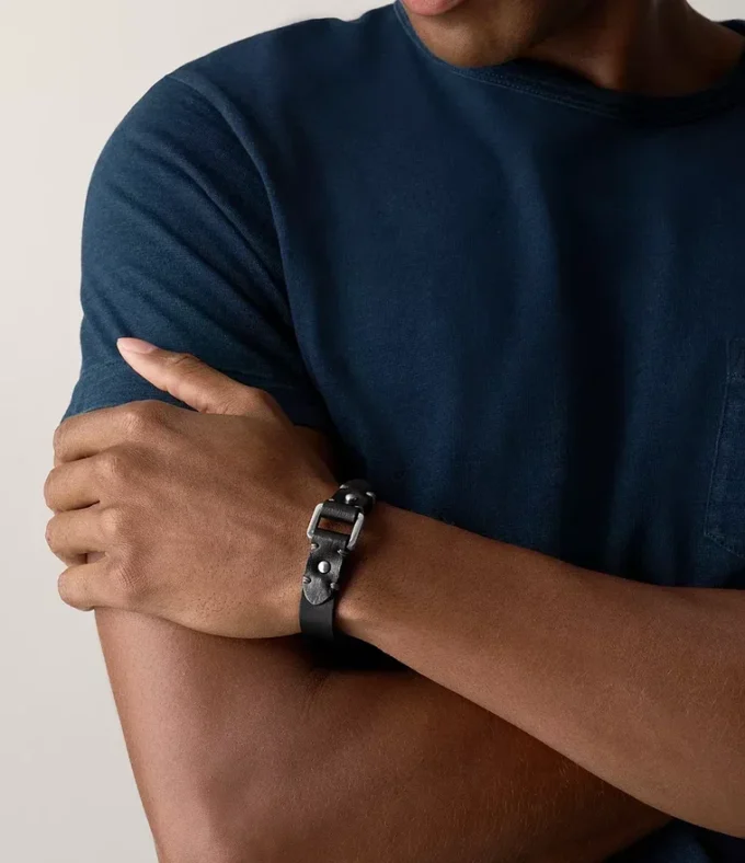 Bracciale in acciaio inossidabile resistente e cinturino in pelle nera