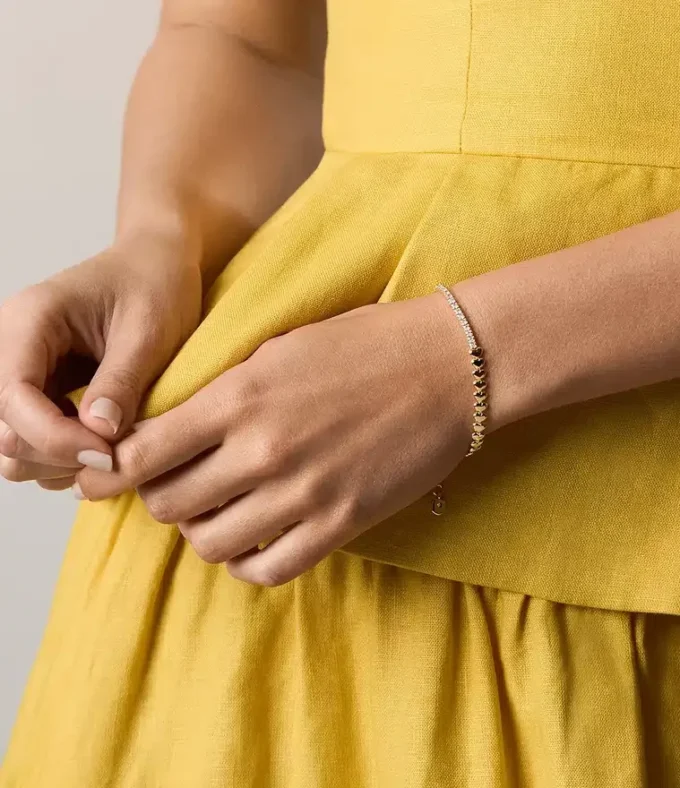 Bracciale tennis Sutton Love-All in ottone dorato con maglie a forma di cuore