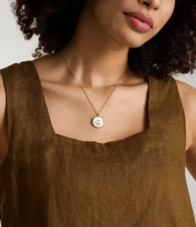 Collana con pendente in acciaio inossidabile dorato e madreperla bianca Gemini Sutton Zodiac