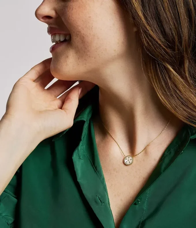 Merrit Classic Collana con pendente in acciaio inossidabile color oro e madreperla