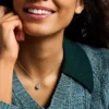 Merrit Collana con pendente in acciaio inossidabile color argento e madreperla senza tempo