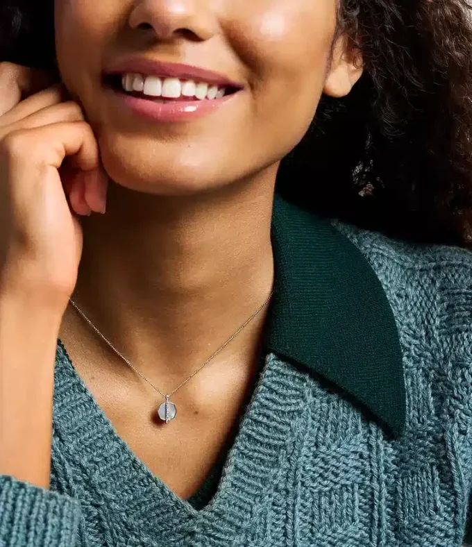 Merrit Collana con pendente in acciaio inossidabile color argento e madreperla senza tempo