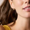 Orecchini a cerchio Ellis in ottone dorato con forme miste