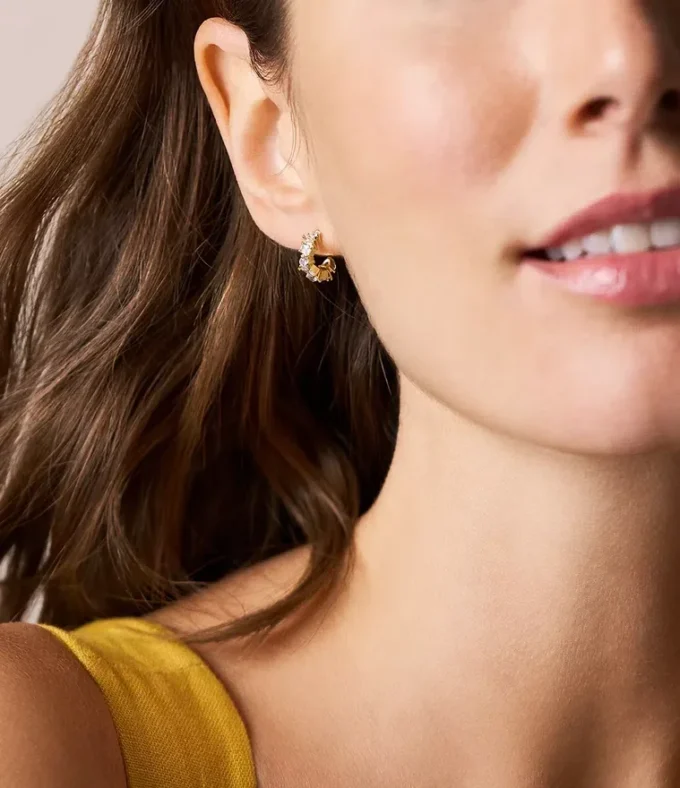 Orecchini a cerchio Ellis in ottone dorato con forme miste