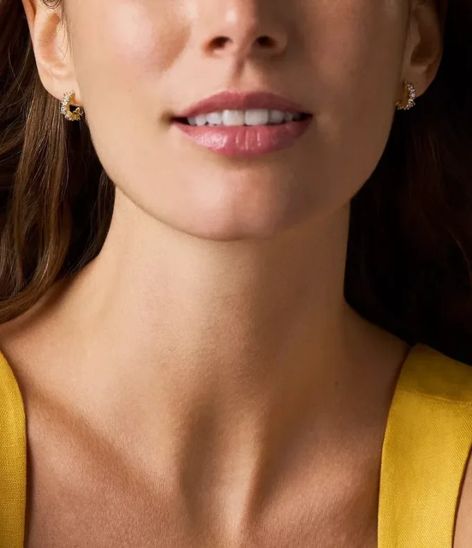 Orecchini a cerchio Ellis in ottone dorato con forme miste