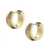 Orecchini a cerchio Huggie Harlow in acciaio inossidabile color oro con texture lineare