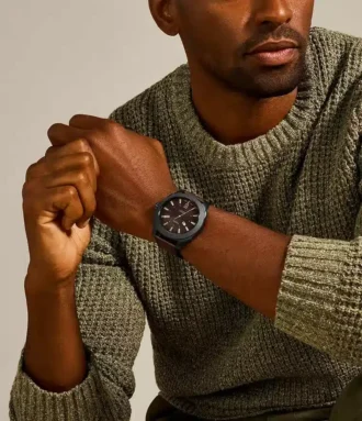 Orologio con cinturino in pelle LiteHide™ marrone scuro, tre lancette e datario