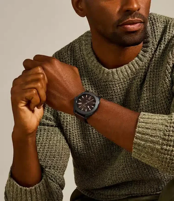 Orologio con cinturino in pelle LiteHide™ marrone scuro, tre lancette e datario