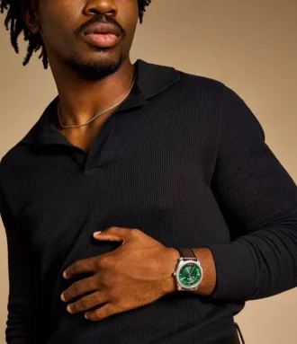 Orologio meccanico a tre lancette con datario e cinturino in pelle marrone