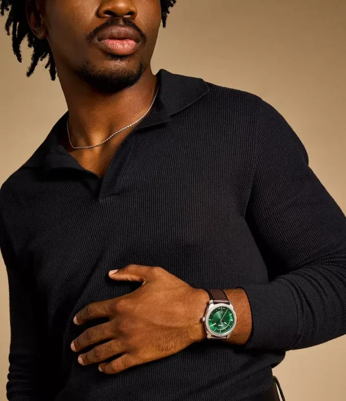 Orologio meccanico a tre lancette con datario e cinturino in pelle marrone