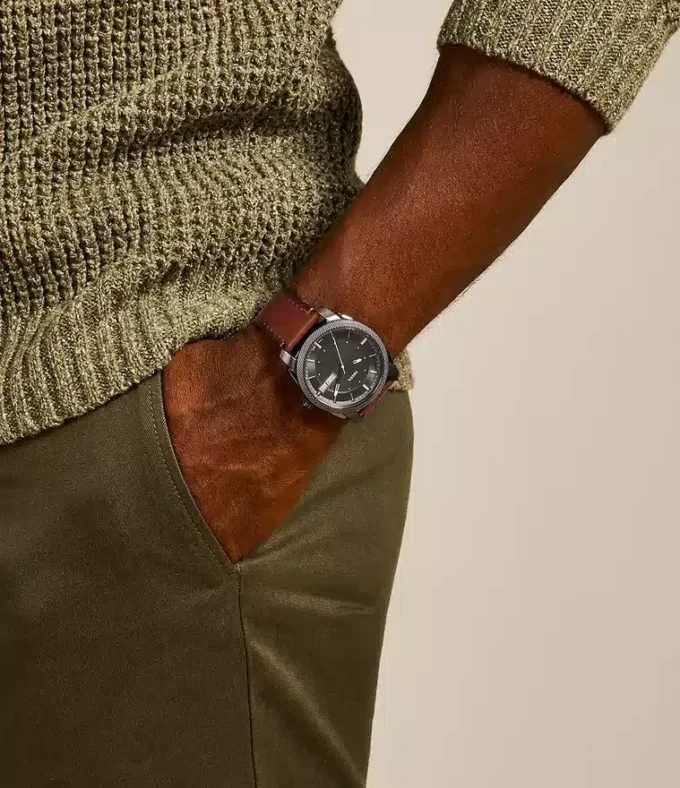Orologio meccanico a tre lancette con datario e cinturino in pelle marrone
