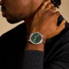 Orologio minimalista a tre lancette con cinturino in pelle marrone