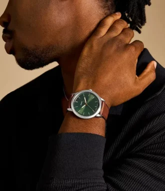 Orologio minimalista a tre lancette con cinturino in pelle marrone